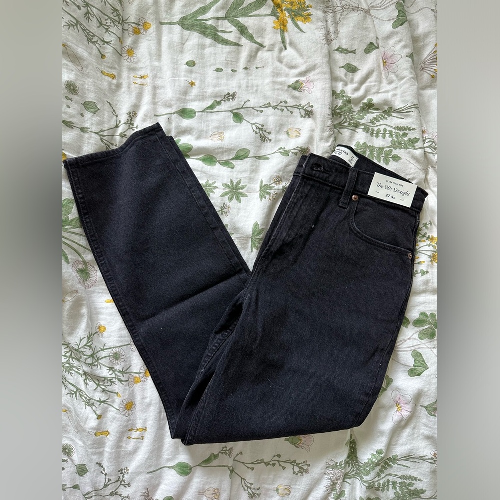 BNWT Abercrombie The 90’s Straight Jeans size 27 short
